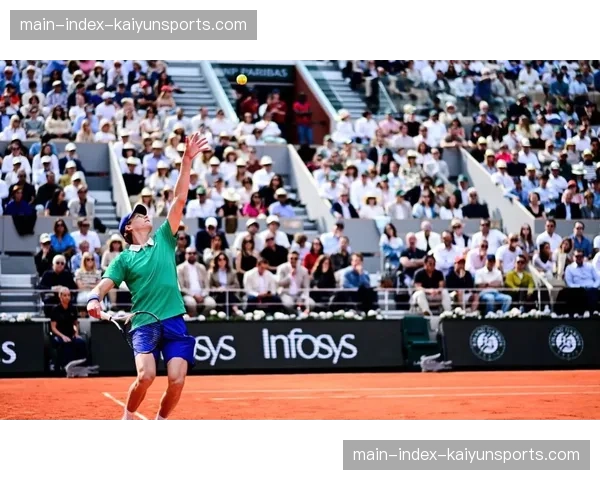 人物特写:40岁的网球传奇德约科维奇,在迈阿密的阳光下独自加练。