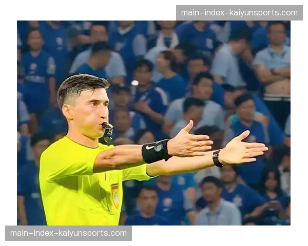 争议判罚笼罩罗马德比,主裁判共出示三张红牌引发双方不满 争议判罚笼罩罗马德比,主裁判共出示三张红牌引发双方不满