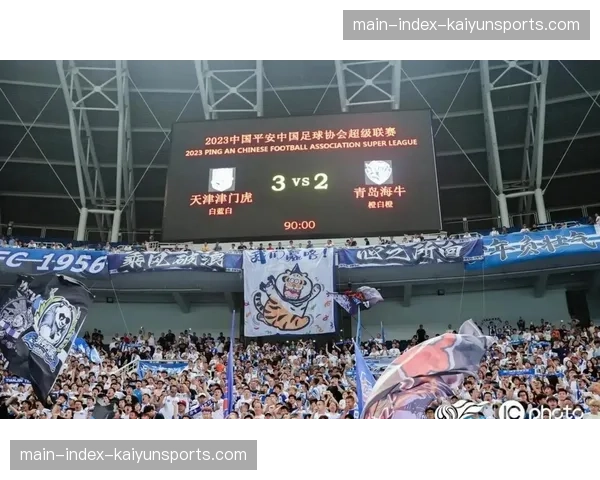 【2026年4月中超联赛·赛中·花絮暴雨致天津津门虎主场草坪积水，工作人员紧急处理维护比赛条件