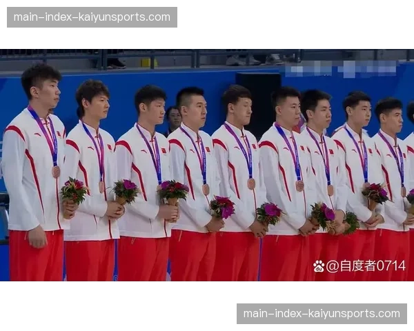 特写：颁奖典礼上，冠军与亚军共同举起不幸摔车对手的号码牌